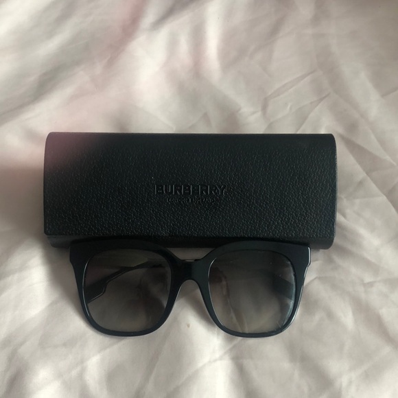 Burberry sunglasses - Picture 1 of 5